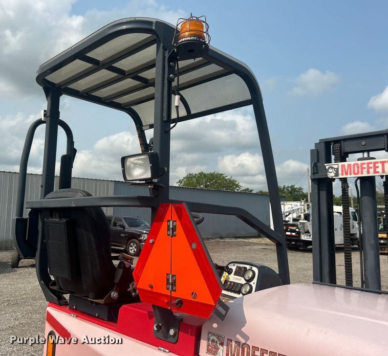 image for item EG0875 2006 Moffett M55 forklift