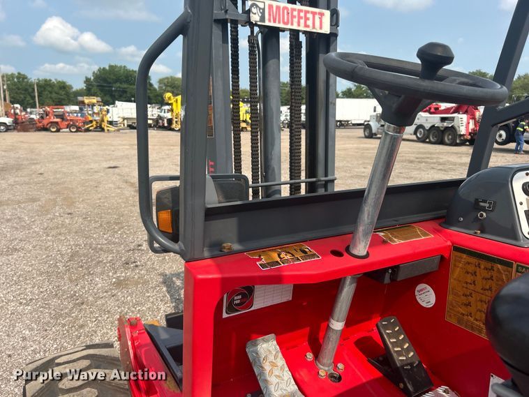 image for item EG0875 2006 Moffett M55 forklift