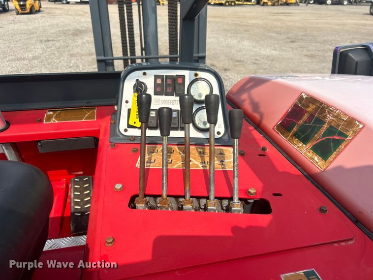 image for item EG0875 2006 Moffett M55 forklift