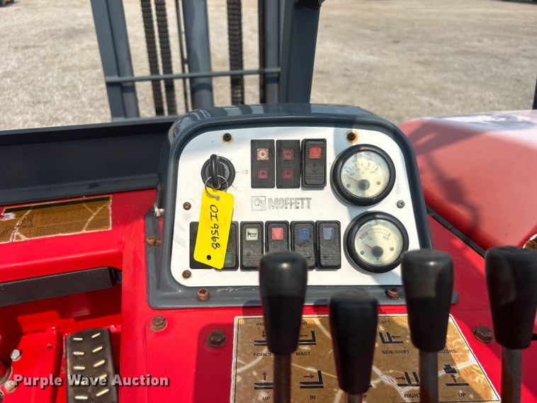 image for item EG0875 2006 Moffett M55 forklift