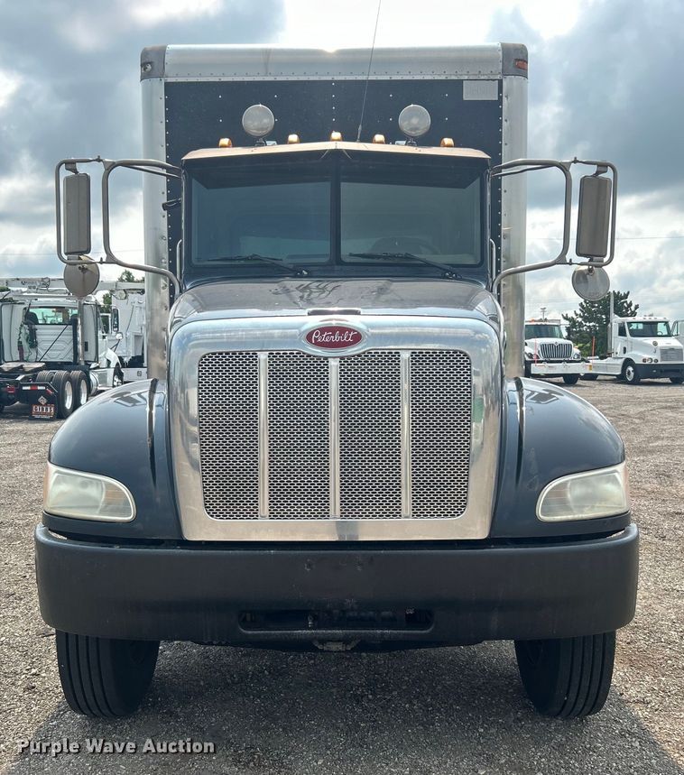 image for item EG0876 2007 Peterbilt  335 box truck