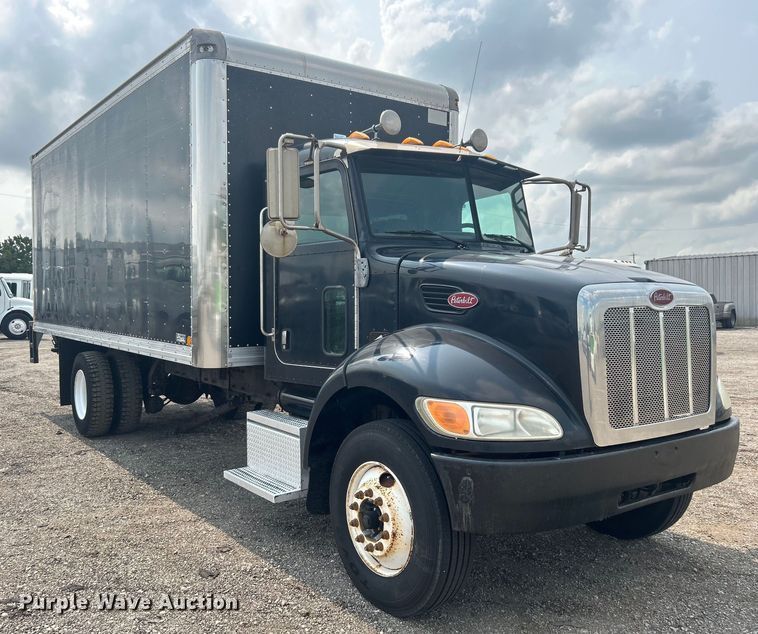 image for item EG0876 2007 Peterbilt  335 box truck