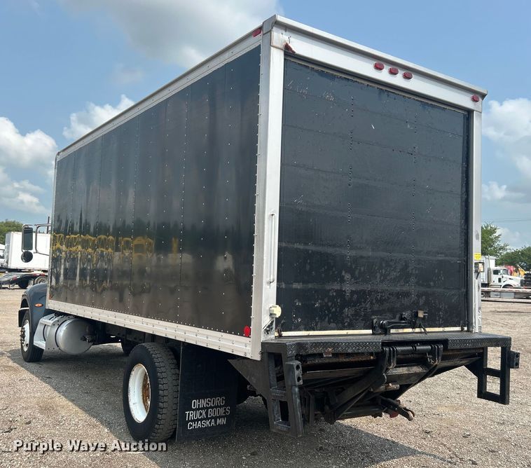 image for item EG0876 2007 Peterbilt  335 box truck