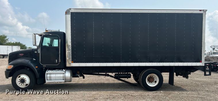 image for item EG0876 2007 Peterbilt  335 box truck