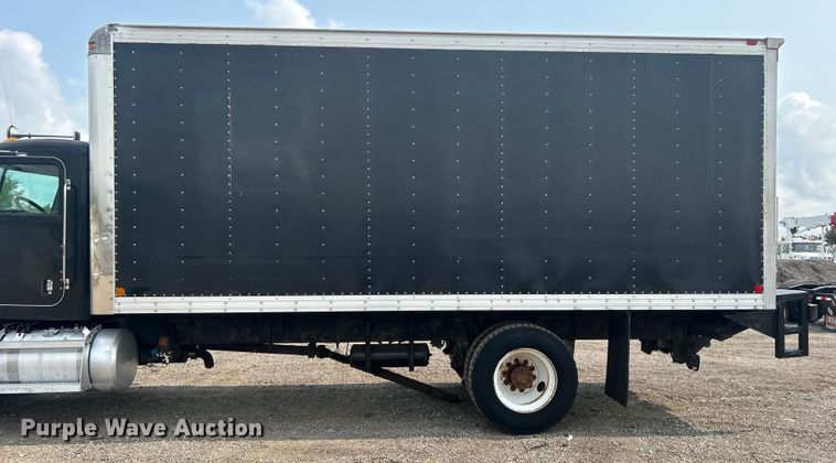 image for item EG0876 2007 Peterbilt  335 box truck