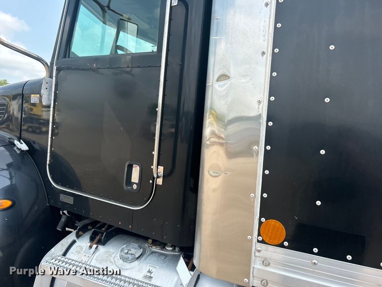 image for item EG0876 2007 Peterbilt  335 box truck