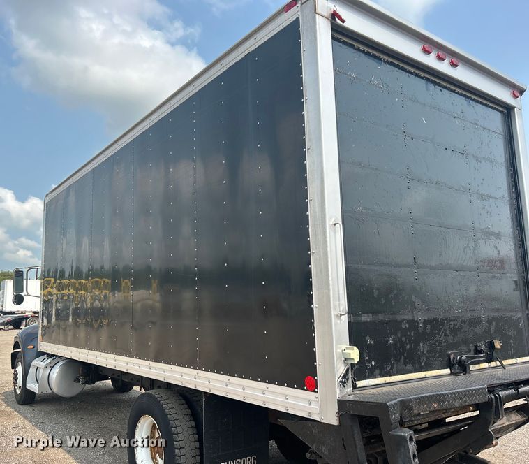 image for item EG0876 2007 Peterbilt  335 box truck