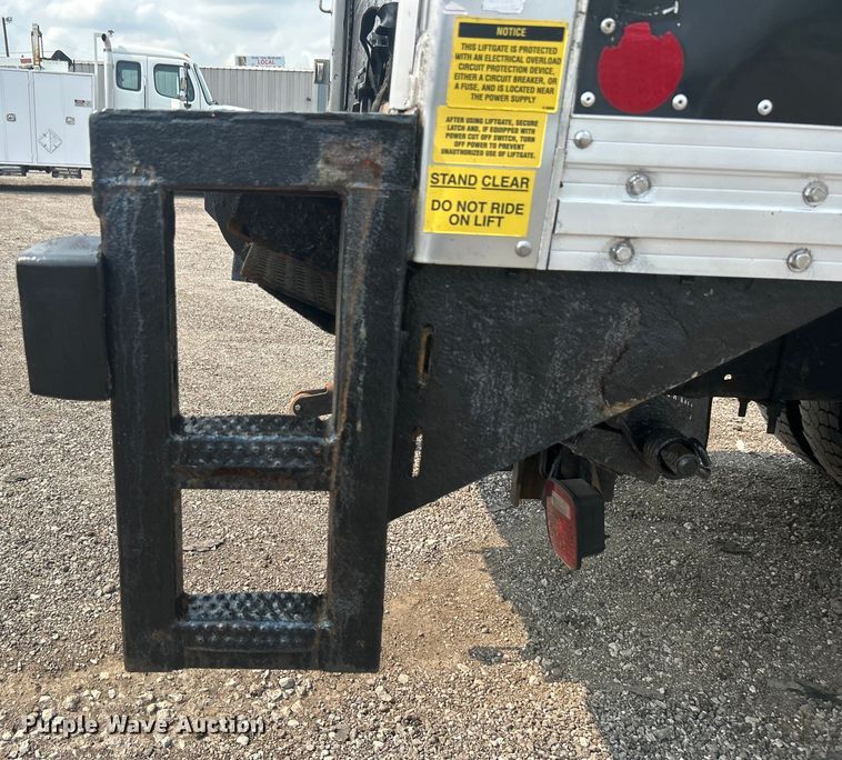 image for item EG0876 2007 Peterbilt  335 box truck