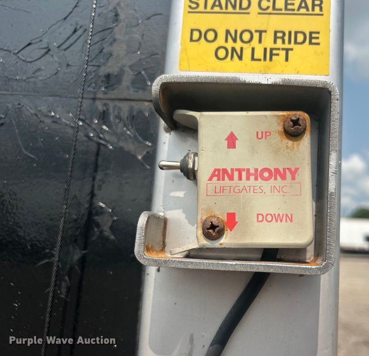 image for item EG0876 2007 Peterbilt  335 box truck