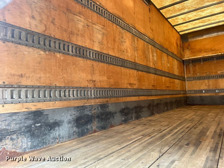 image for item EG0876 2007 Peterbilt  335 box truck