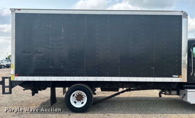 image for item EG0876 2007 Peterbilt  335 box truck