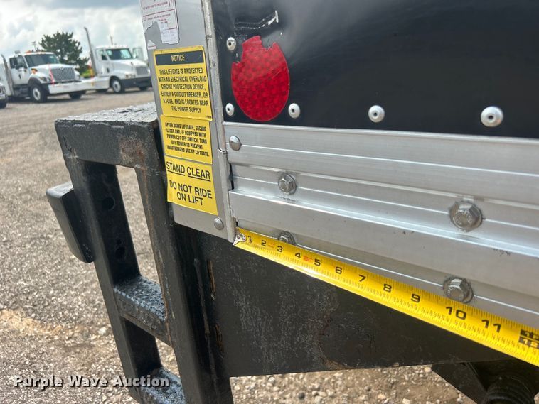 image for item EG0876 2007 Peterbilt  335 box truck