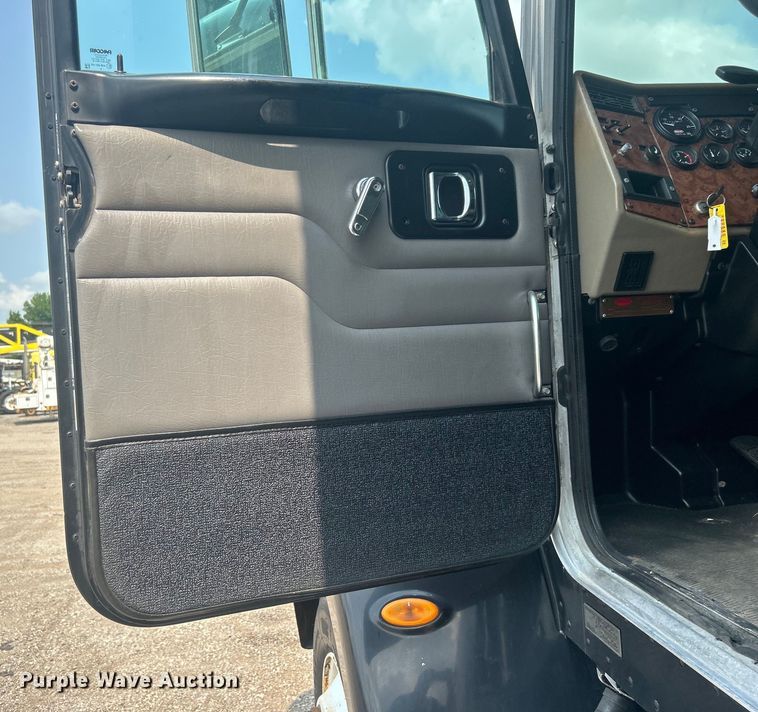 image for item EG0876 2007 Peterbilt  335 box truck