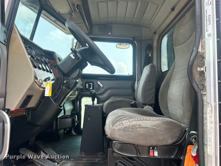 image for item EG0876 2007 Peterbilt  335 box truck