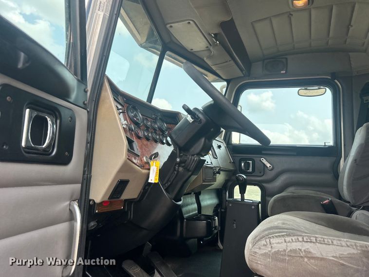 image for item EG0876 2007 Peterbilt  335 box truck