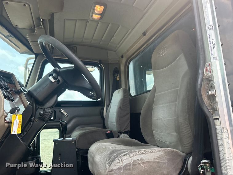 image for item EG0876 2007 Peterbilt  335 box truck