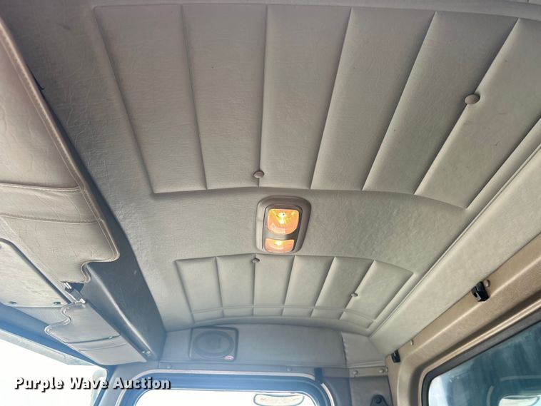 image for item EG0876 2007 Peterbilt  335 box truck