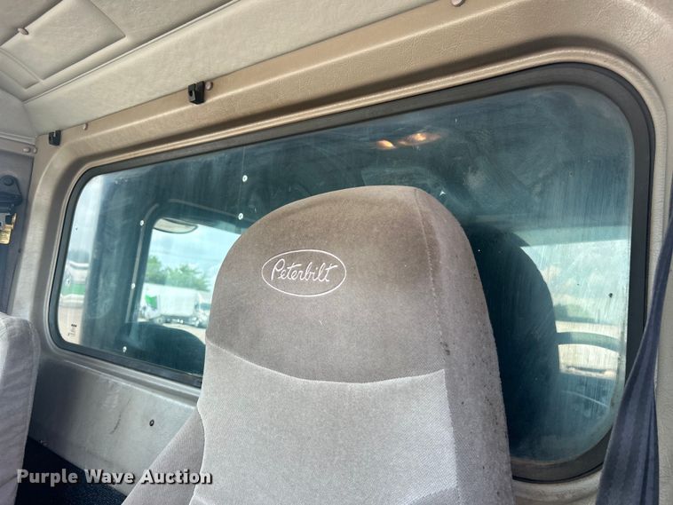 image for item EG0876 2007 Peterbilt  335 box truck