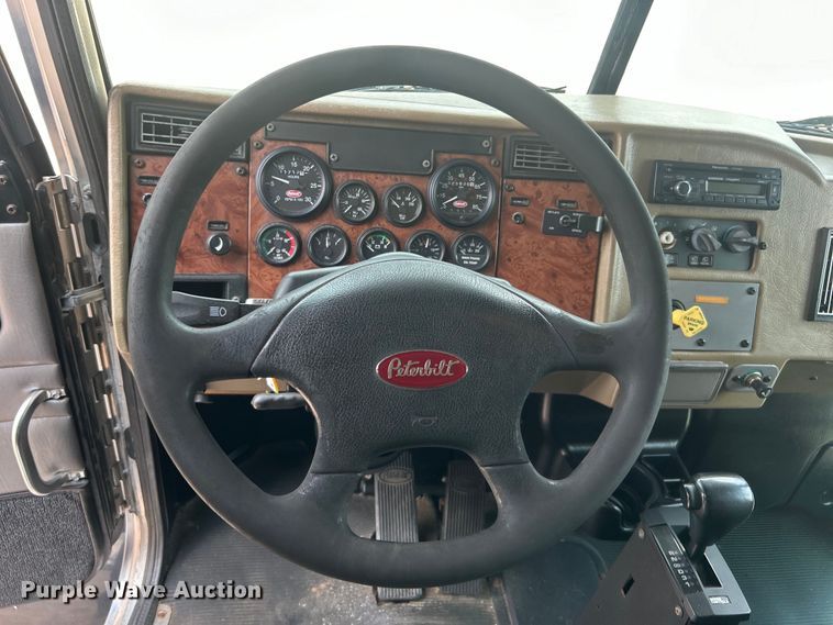 image for item EG0876 2007 Peterbilt  335 box truck