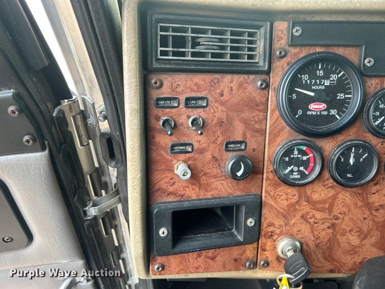 image for item EG0876 2007 Peterbilt  335 box truck