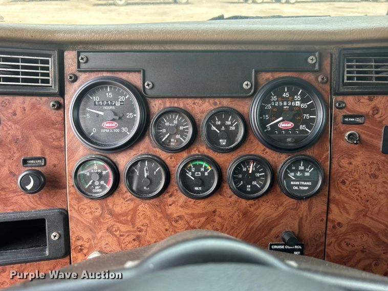 image for item EG0876 2007 Peterbilt  335 box truck