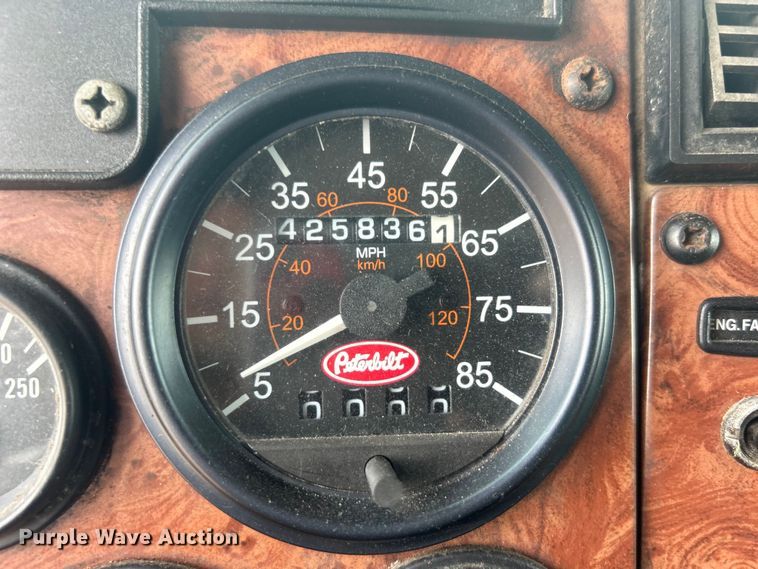 image for item EG0876 2007 Peterbilt  335 box truck