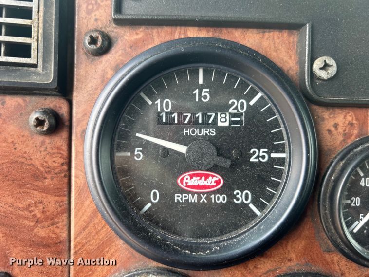 image for item EG0876 2007 Peterbilt  335 box truck