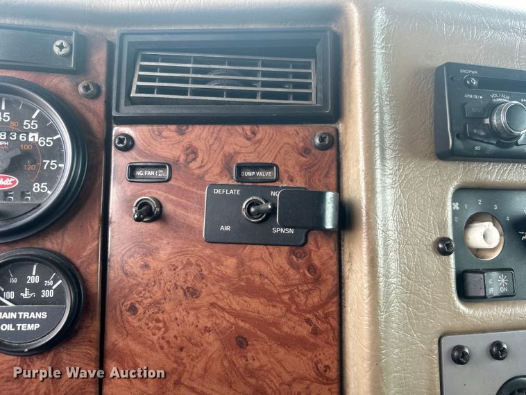 image for item EG0876 2007 Peterbilt  335 box truck