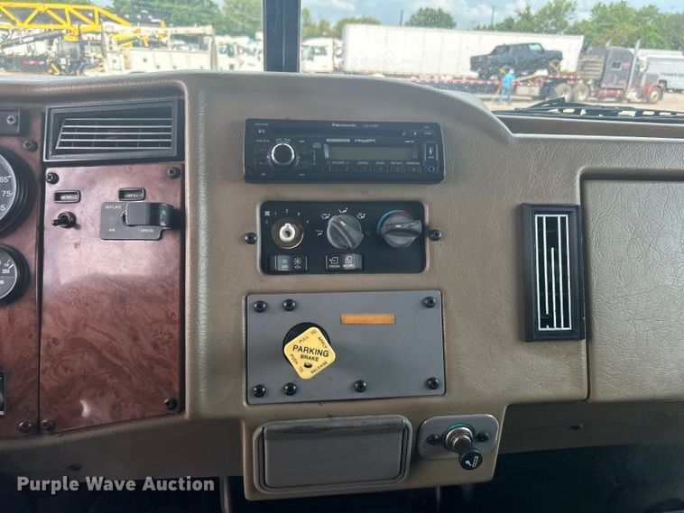 image for item EG0876 2007 Peterbilt  335 box truck