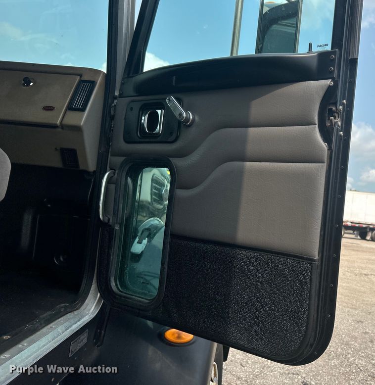 image for item EG0876 2007 Peterbilt  335 box truck