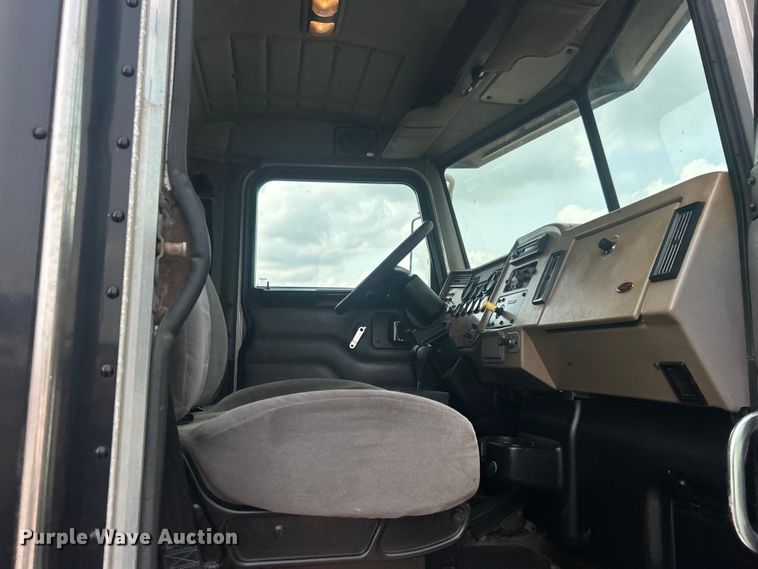 image for item EG0876 2007 Peterbilt  335 box truck