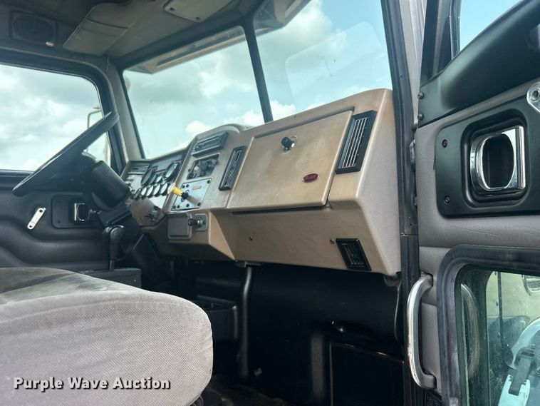 image for item EG0876 2007 Peterbilt  335 box truck