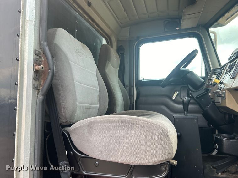 image for item EG0876 2007 Peterbilt  335 box truck