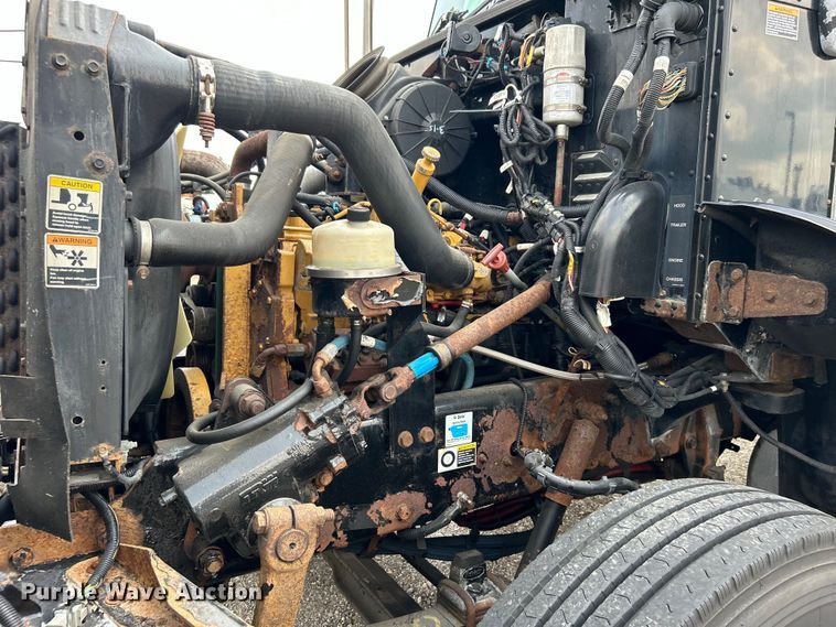 image for item EG0876 2007 Peterbilt  335 box truck