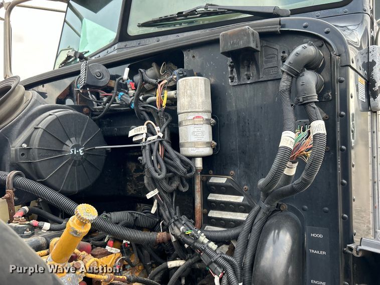 image for item EG0876 2007 Peterbilt  335 box truck