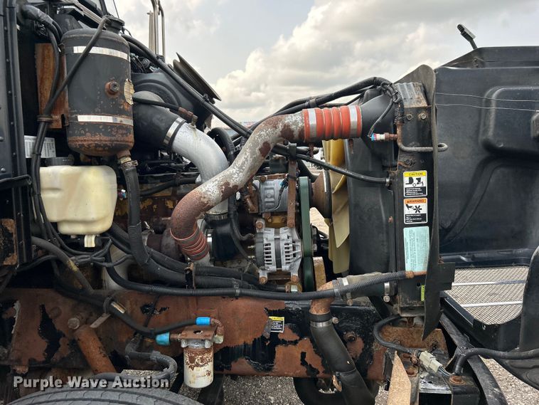 image for item EG0876 2007 Peterbilt  335 box truck