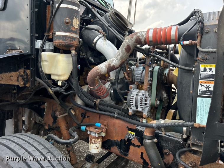 image for item EG0876 2007 Peterbilt  335 box truck