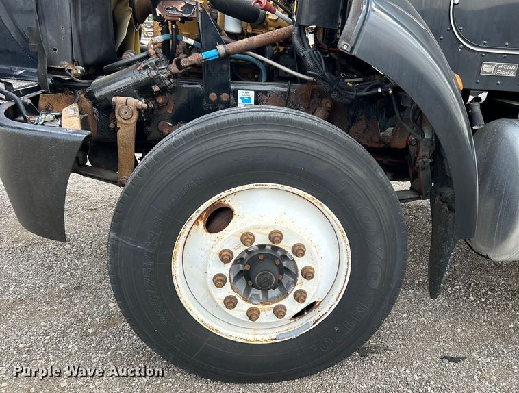 image for item EG0876 2007 Peterbilt  335 box truck