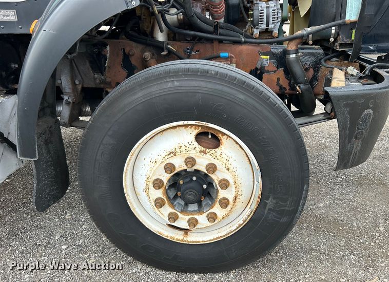 image for item EG0876 2007 Peterbilt  335 box truck