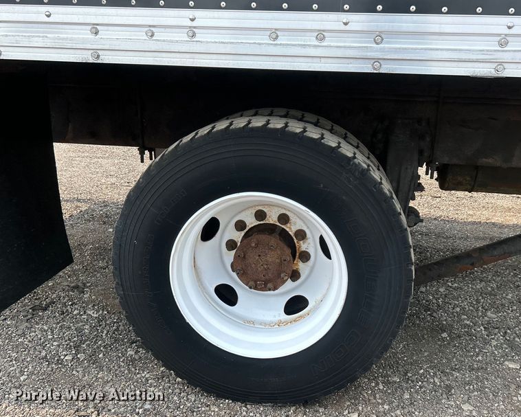 image for item EG0876 2007 Peterbilt  335 box truck