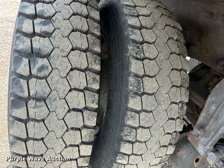 image for item EG0876 2007 Peterbilt  335 box truck