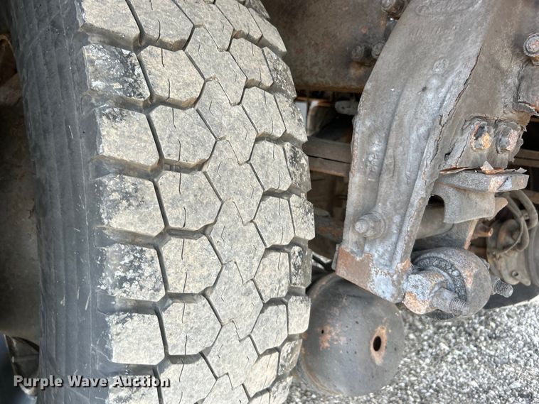 image for item EG0876 2007 Peterbilt  335 box truck