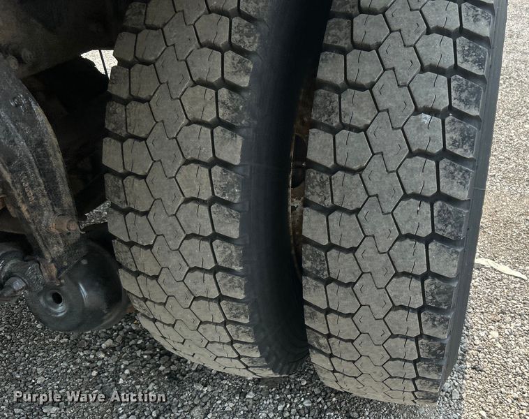 image for item EG0876 2007 Peterbilt  335 box truck