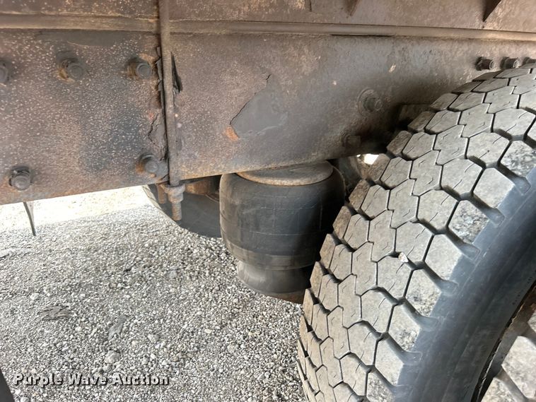 image for item EG0876 2007 Peterbilt  335 box truck