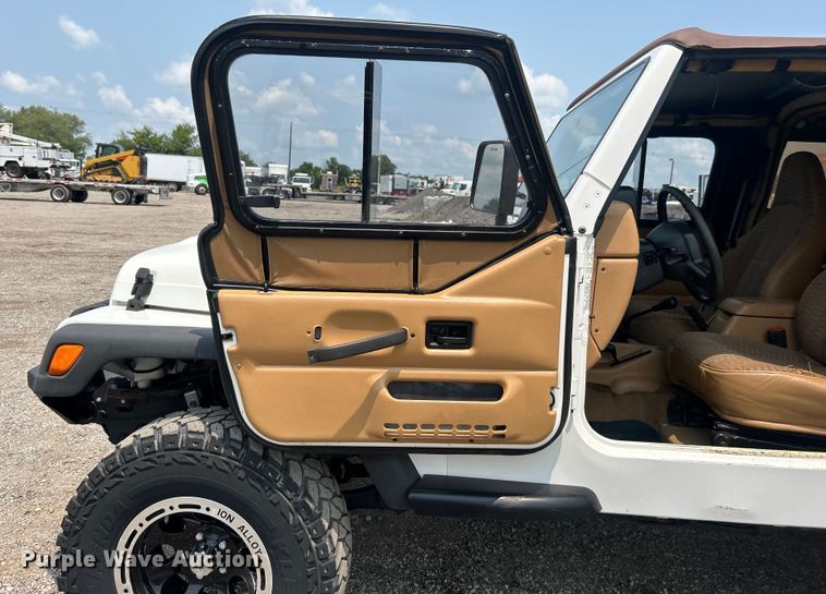 image for item EG0879 1998 Jeep Wrangler TJ SUV