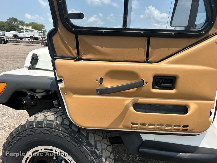 image for item EG0879 1998 Jeep Wrangler TJ SUV