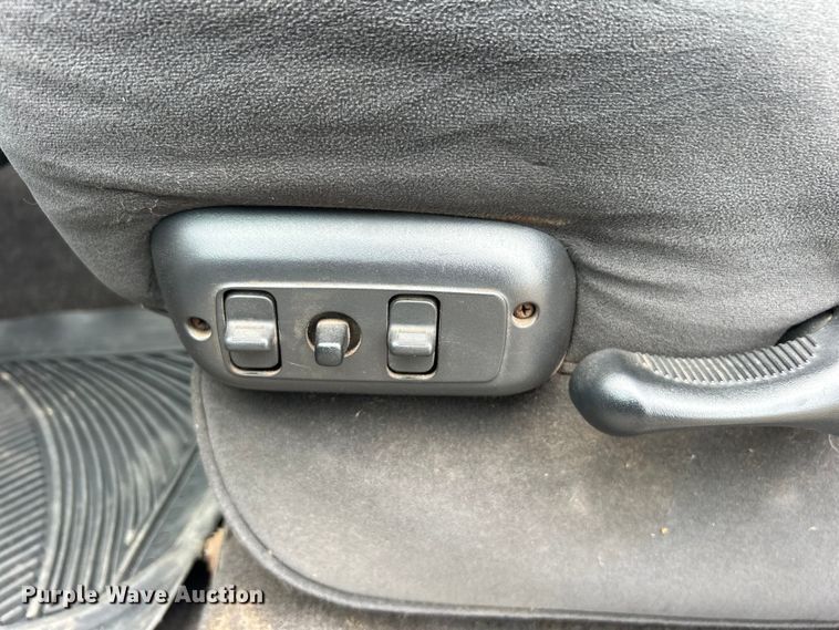 image for item EG1536 2004 Dodge Ram 2500 Quad Cab pickup truck