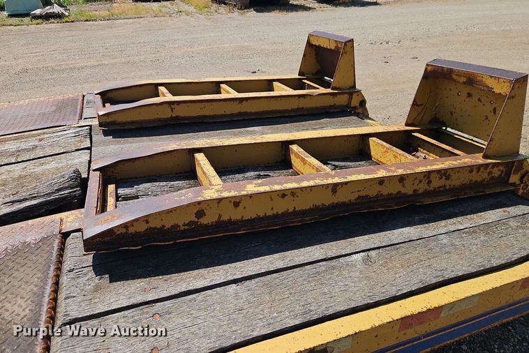 image for item EI4000 1997 Eager Beaver 20XPT equipment trailer