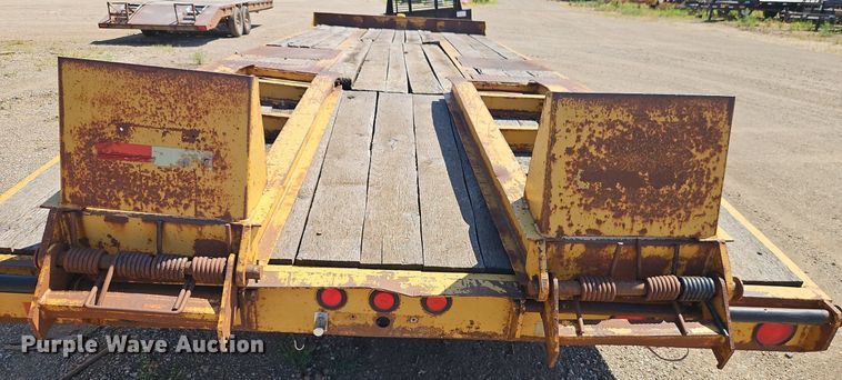 image for item EI4000 1997 Eager Beaver 20XPT equipment trailer