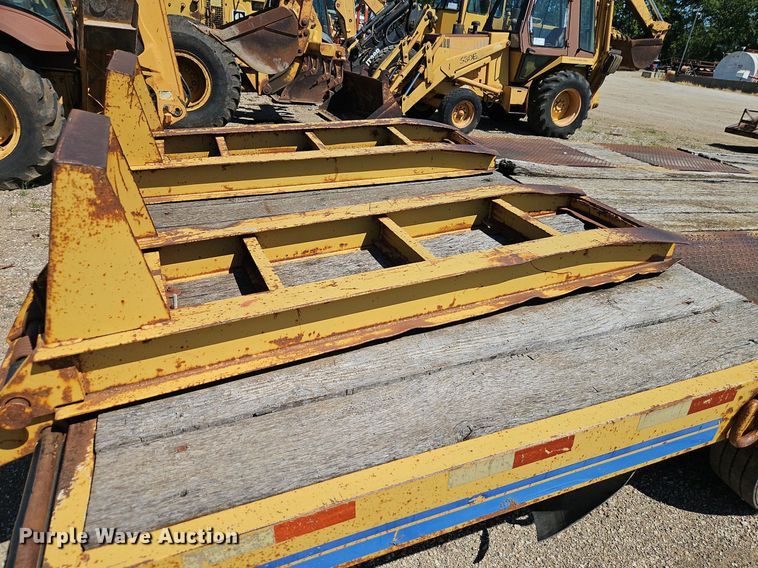 image for item EI4000 1997 Eager Beaver 20XPT equipment trailer